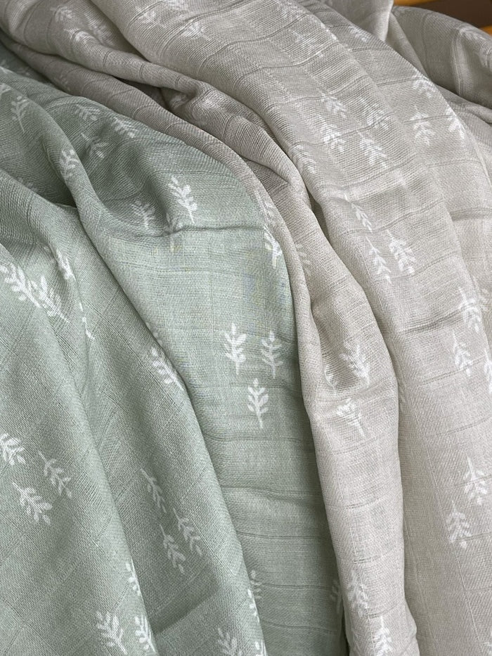 The two Forest swaddles in the colors Grey and Green the perfect christmas swaddle and newborn swaddle set for moms who prefer swaddle with arms out